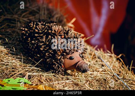 Recycling: Ein Igel und ein Pilz aus Plastikflaschen in einem Garten. Igel aus Zapfen mit eigenen Händen. Stockfoto