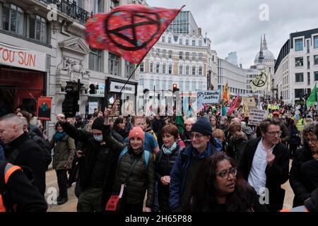London, Großbritannien. November 2021. Die Aktivisten von Extinction Rebellion gehen nach dem Gipfel der COP26 mit dem Aufstieg- und Rebellionsermarsch auf die Straßen von London, um gegen die Klimanotlage zu protestieren. Quelle: Chiara Fabbro/Alamy Live News Stockfoto