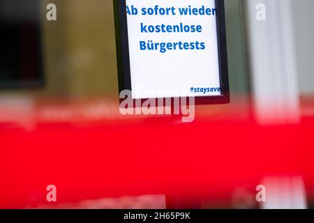 Hannover, Deutschland. November 2021. Auf einem Schild vor einem Testzentrum in der Innenstadt kann die Aufschrift „Freie Bürgertests wieder, sofort wirksam“ gelesen werden. Von 13.11.2021 Apotheken und Testzentren können wieder kostenlose Corona Schnelltests für alle anbieten. Quelle: Moritz Frankenberg/dpa/Alamy Live News Stockfoto