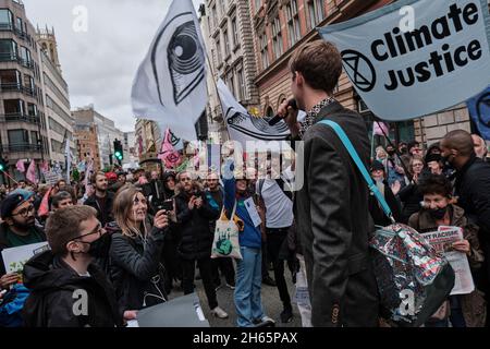 London, Großbritannien. November 2021. Der Aktivist des Extinction Rebellion wendet sich während des Rise and Rebel Marsch an die Menge, um nach dem COP26-Gipfel für die Klimanotlage zu protestieren. Quelle: Chiara Fabbro/Alamy Live News Stockfoto