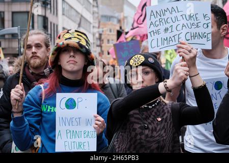 London, Großbritannien. November 2021. Die Aktivisten von Extinction Rebellion gehen nach dem Gipfel der COP26 mit dem Aufstieg- und Rebellionsermarsch auf die Straßen von London, um gegen die Klimanotlage zu protestieren. Quelle: Chiara Fabbro/Alamy Live News Stockfoto