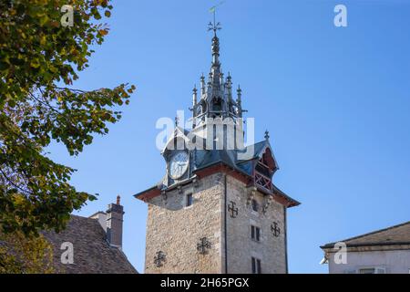 Kunstvoller Uhrenturm in einer französischen Weinstadt Stockfoto