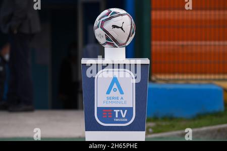 Neapel, Italien. November 2021. Der Ball während der italienischen Fußball-Liga Ein Frauen-2021/2022-Spiel zwischen Napoli Femminile und US Sassuolo Calcio Femminile im Stadion Giuseppe Piccolo Credit: Independent Photo Agency/Alamy Live News Stockfoto