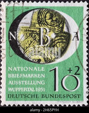 DEUTSCHLAND - UM 1951: Eine in Deutschland gedruckte Briefmarke mit einem Bild für die Nationale Briefmarkenausstellung 1951 Wuppertal Deutschland um 1951. Stockfoto