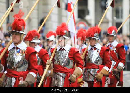 London, Großbritannien, 13. November 2021. Nachdem die Veranstaltung 2020 aufgrund von Covid abgesagt wurde, gingen 800 Jahre Prunk in die berühmtesten Straßen der City of London. Die farbenfrohe und abwechslungsreiche 3 Meilen lange Prozession begann am Mansion House, vorbei an Cornhill, und um die Ernennung des 693. Oberbürgermeisters von London zu begrüßen, ging es zu den Royal Courts of Justice. Monica Wells/Alamy Live News Stockfoto