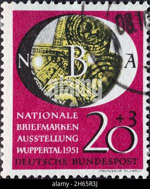 DEUTSCHLAND - UM 1951: Eine in Deutschland gedruckte Briefmarke mit einem Bild für die Nationale Briefmarkenausstellung 1951 Wuppertal Deutschland um 1951. Stockfoto