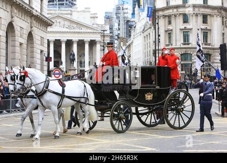 London, Großbritannien, 13. November 2021. Nachdem die Veranstaltung 2020 aufgrund von Covid abgesagt wurde, gingen 800 Jahre Prunk in die berühmtesten Straßen der City of London. Die farbenfrohe und abwechslungsreiche 3 Meilen lange Prozession begann am Mansion House, vorbei an Cornhill, und um die Ernennung des 693. Oberbürgermeisters von London zu begrüßen, ging es zu den Royal Courts of Justice. Monica Wells/Alamy Live News Stockfoto