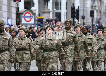London, Großbritannien, 13. November 2021. Nachdem die Veranstaltung 2020 aufgrund von Covid abgesagt wurde, gingen 800 Jahre Prunk in die berühmtesten Straßen der City of London. Die farbenfrohe und abwechslungsreiche 3 Meilen lange Prozession begann am Mansion House, vorbei an Cornhill, und um die Ernennung des 693. Oberbürgermeisters von London zu begrüßen, ging es zu den Royal Courts of Justice. Monica Wells/Alamy Live News Stockfoto