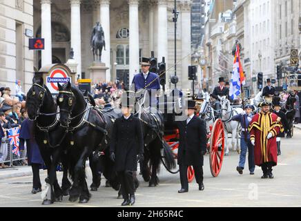 London, Großbritannien, 13. November 2021. Nachdem die Veranstaltung 2020 aufgrund von Covid abgesagt wurde, gingen 800 Jahre Prunk in die berühmtesten Straßen der City of London. Die farbenfrohe und abwechslungsreiche 3 Meilen lange Prozession begann am Mansion House, vorbei an Cornhill, und um die Ernennung des 693. Oberbürgermeisters von London zu begrüßen, ging es zu den Royal Courts of Justice. Monica Wells/Alamy Live News Stockfoto
