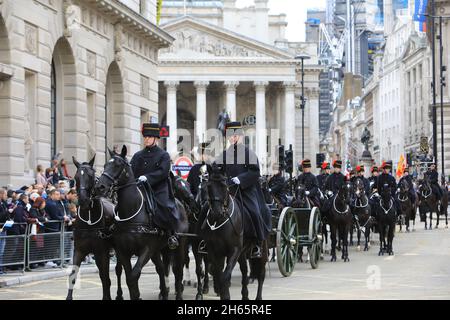 London, Großbritannien, 13. November 2021. Nachdem die Veranstaltung 2020 aufgrund von Covid abgesagt wurde, gingen 800 Jahre Prunk in die berühmtesten Straßen der City of London. Die farbenfrohe und abwechslungsreiche 3 Meilen lange Prozession begann am Mansion House, vorbei an Cornhill, und um die Ernennung des 693. Oberbürgermeisters von London zu begrüßen, ging es zu den Royal Courts of Justice. Monica Wells/Alamy Live News Stockfoto