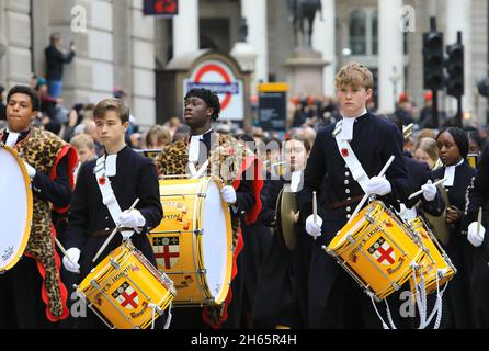 London, Großbritannien, 13. November 2021. Nachdem die Veranstaltung 2020 aufgrund von Covid abgesagt wurde, gingen 800 Jahre Prunk in die berühmtesten Straßen der City of London. Die farbenfrohe und abwechslungsreiche 3 Meilen lange Prozession begann am Mansion House, vorbei an Cornhill, und um die Ernennung des 693. Oberbürgermeisters von London zu begrüßen, ging es zu den Royal Courts of Justice. Monica Wells/Alamy Live News Stockfoto