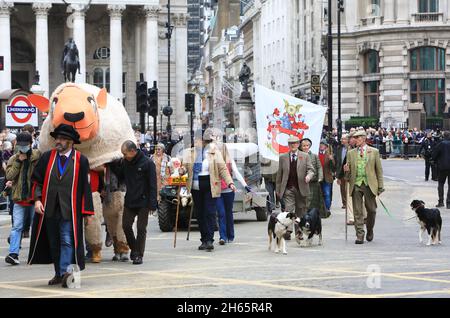 London, Großbritannien, 13. November 2021. Nachdem die Veranstaltung 2020 aufgrund von Covid abgesagt wurde, gingen 800 Jahre Prunk in die berühmtesten Straßen der City of London. Die farbenfrohe und abwechslungsreiche 3 Meilen lange Prozession begann am Mansion House, vorbei an Cornhill, und um die Ernennung des 693. Oberbürgermeisters von London zu begrüßen, ging es zu den Royal Courts of Justice. Monica Wells/Alamy Live News Stockfoto