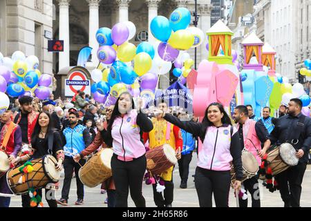 London, Großbritannien, 13. November 2021. Nachdem die Veranstaltung 2020 aufgrund von Covid abgesagt wurde, gingen 800 Jahre Prunk in die berühmtesten Straßen der City of London. Die farbenfrohe und abwechslungsreiche 3 Meilen lange Prozession begann am Mansion House, vorbei an Cornhill, und um die Ernennung des 693. Oberbürgermeisters von London zu begrüßen, ging es zu den Royal Courts of Justice. Monica Wells/Alamy Live News Stockfoto