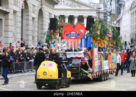 London, Großbritannien, 13. November 2021. Nachdem die Veranstaltung 2020 aufgrund von Covid abgesagt wurde, gingen 800 Jahre Prunk in die berühmtesten Straßen der City of London. Die farbenfrohe und abwechslungsreiche 3 Meilen lange Prozession begann am Mansion House, vorbei an Cornhill, und um die Ernennung des 693. Oberbürgermeisters von London zu begrüßen, ging es zu den Royal Courts of Justice. Monica Wells/Alamy Live News Stockfoto