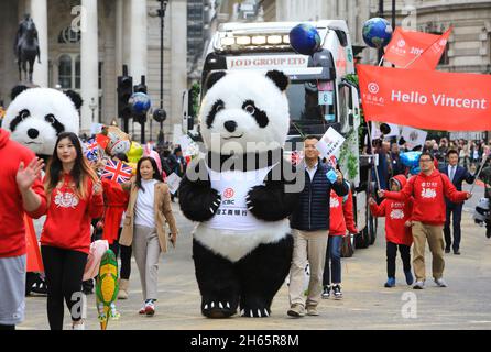 London, Großbritannien, 13. November 2021. Nachdem die Veranstaltung 2020 aufgrund von Covid abgesagt wurde, gingen 800 Jahre Prunk in die berühmtesten Straßen der City of London. Die farbenfrohe und abwechslungsreiche 3 Meilen lange Prozession begann am Mansion House, vorbei an Cornhill, und um die Ernennung des 693. Oberbürgermeisters von London zu begrüßen, ging es zu den Royal Courts of Justice. Monica Wells/Alamy Live News Stockfoto