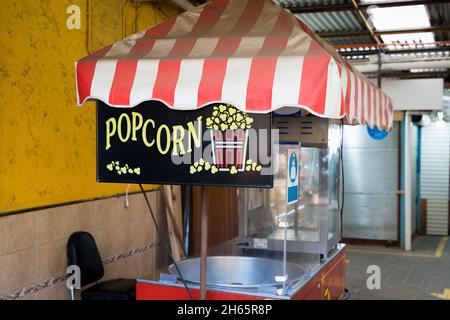 Altes Popcorn steht auf dem leeren Markt. Pandemiekrise, Geschäftssperrkonzept, Vintage-Stil Stockfoto