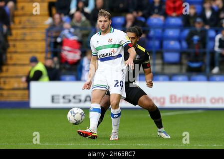 Birkenhead, Großbritannien. November 2021. Elliott Nevitt von Tranmere Rovers übergibt den Ball zurück. EFL Skybet Football League Two Match, Tranmere Rovers gegen Sutton United am Samstag, 13. November 2021, im Prenton Park, Birkenhead, Wirral. Dieses Bild darf nur für redaktionelle Zwecke verwendet werden. Nur zur redaktionellen Verwendung, Lizenz für kommerzielle Nutzung erforderlich. Keine Verwendung bei Wetten, Spielen oder Veröffentlichungen in einem Club/einer Liga/einem Spieler.PIC von Chris Stading/Andrew Orchard Sports Photography/Alamy Live News Credit: Andrew Orchard Sports Photography/Alamy Live News Stockfoto