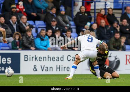 Birkenhead, Großbritannien. November 2021. Richard Bennett von Sutton United hält sich an Jay Spearing von Tranmere Rovers (8). EFL Skybet Football League Two Match, Tranmere Rovers gegen Sutton United am Samstag, 13. November 2021, im Prenton Park, Birkenhead, Wirral. Dieses Bild darf nur für redaktionelle Zwecke verwendet werden. Nur zur redaktionellen Verwendung, Lizenz für kommerzielle Nutzung erforderlich. Keine Verwendung bei Wetten, Spielen oder Veröffentlichungen in einem Club/einer Liga/einem Spieler.PIC von Chris Stading/Andrew Orchard Sports Photography/Alamy Live News Credit: Andrew Orchard Sports Photography/Alamy Live News Stockfoto