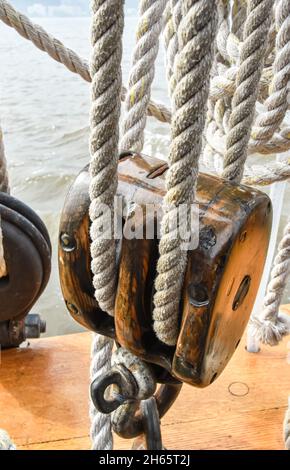 Nahaufnahme eines Blocks und Tackle auf einem Segelschiff. Stockfoto