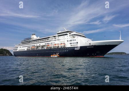 Das Holland America Maasdam-Kreuzfahrtschiff, Das In Bar Harbor Offshore Festgemacht Wurde, Brachte Passagiere In Die Stadt Stockfoto