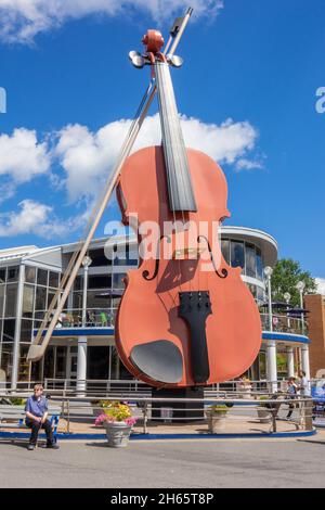 Die Big Fiddle Statue im Hafen von Sydney Cape Breton Nova Scotia Kanada im Joan Harriss Cruise Pavilion die größte Geige der Welt Stockfoto