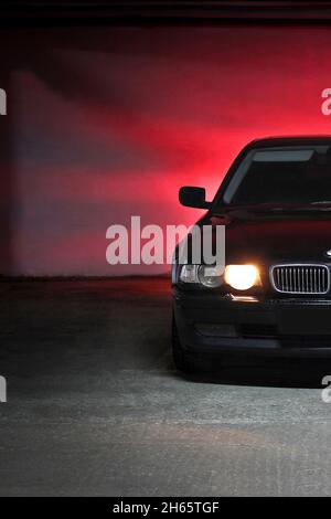 Chernigov, Ukraine - 7. Januar 2014: Tiefgarage. BMW 7 (E38) mit glühenden Lichtern bei schwachem Licht Stockfoto