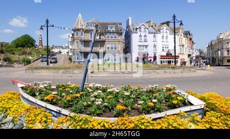 Blumenbeete an der Seaton Esplanade oder Strandpromenade an der Strandstraße Seaton Devon England GB Europa Stockfoto