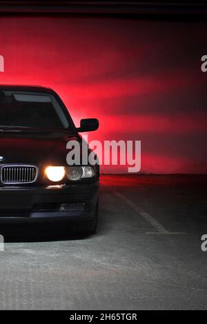 Chernigov, Ukraine - 7. Januar 2014: Tiefgarage. BMW 7 (E38) mit glühenden Lichtern bei schwachem Licht Stockfoto