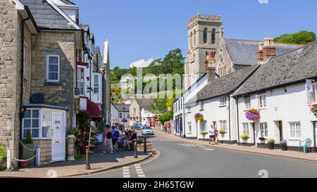 Bier Devon Bierdorf St Michael's Church und andere kleine Geschäfte in der Fore Street Beer Village Centre Beer Devon England GB Europa Stockfoto