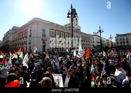 Madrid, Spanien; 13.11.2021.- Sahrawis aus ganz Spanien demonstrieren in Madrid. Am 14. November 2021 jährt sich zum 46. Mal die Unterzeichnung der Dreierabkommen von Madrid, durch die Spanien die Westsahara an Marokko und Mauretanien abgetreten hat, und das saharauische Volk wartet nach diesen Jahren und der aktuellen Kriegslage, die durch den Bruch des Waffenstillstands verursacht wurde, noch immer auf eine Lösung. Jetzt vor einem Jahr. Foto: Juan Carlos Rojas/Picture Alliance Kredit: dpa picture Alliance/Alamy Live News Stockfoto