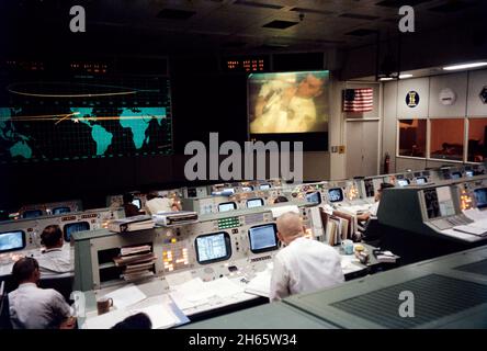 Mission Operations Control Room während der Fernsehsendung kurz vor dem Unfall von Apollo 13. Astronaut Fred Haise wird auf dem Bildschirm angezeigt. Stockfoto