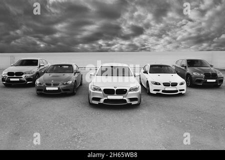 Kiew, Ukraine - 14. Oktober 2016: BMW M5 Matt und zwei BMW X6 M und BMW M3 (E92) Stockfoto