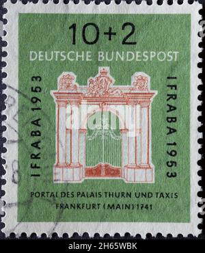 DEUTSCHLAND - UM 1953: Die in Deutschland gedruckte Briefmarke zeigt das Portal des Palais Thurn und Taxis Frankfurt (Main) 1741. Die Porto-sta Stockfoto