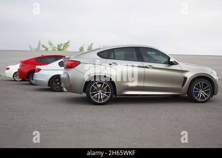 Kiew, Ukraine - 14. Oktober 2016: BMW M5 Matt und zwei BMW X6 M und BMW M3 (E92) Stockfoto