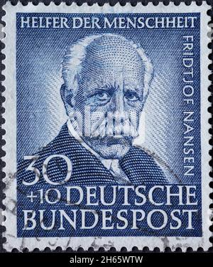 DEUTSCHLAND - UM 1953: Eine in Deutschland gedruckte Briefmarke mit einem Bild von Fridtjof Nansen, um 1953. Stockfoto