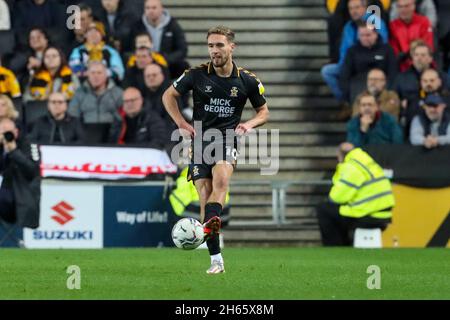 MILTON KEYNES, GROSSBRITANNIEN. 13. NOVEMBER: Sam Smith von Cambridge United während der zweiten Hälfte des Sky Bet League 1-Spiels zwischen MK Dons und Cambridge United im Stadium MK, Milton Keynes am Samstag, 13. November 2021. (Kredit: John Cripps | MI Nachrichten) Kredit: MI Nachrichten & Sport /Alamy Live Nachrichten Stockfoto