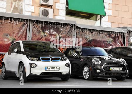 Kiew, Ukraine - 14. Oktober 2019: BMW i3 und Mini Cooper in der Stadt Stockfoto