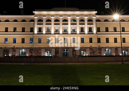 Helsinki / Finnland - 12. NOVEMBER 2021: Das renovierte Außengebäude des finnischen Außenministeriums wurde nachts beleuchtet Stockfoto