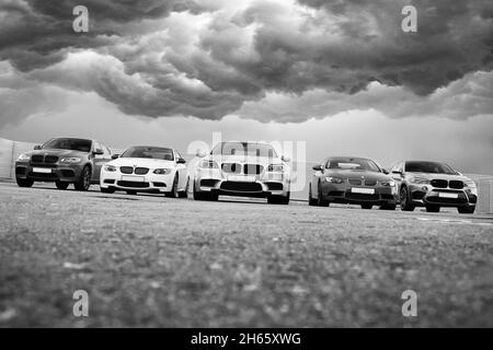 Kiew, Ukraine - 14. Oktober 2016: BMW M5 Matt und zwei BMW X6 M und BMW M3 (E92) Stockfoto