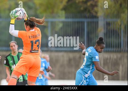 Yolanda Aguirre (13) Napoli Femminile kontrolliert den Ball während des italienischen Fußballspiels Seria A Women 2021/2022 zwischen Napoli Femminile und US Sassuolo Women am 13. November 2021 im Stadion Giuseppe Piccolo in Cercola Italien Stockfoto