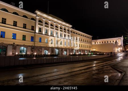 Helsinki / Finnland - 12. NOVEMBER 2021: Das renovierte Außengebäude des finnischen Außenministeriums wurde nachts beleuchtet Stockfoto