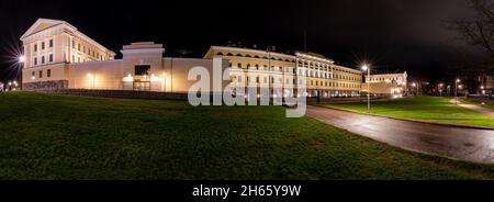 Helsinki / Finnland - 12. NOVEMBER 2021: Das renovierte Außengebäude des finnischen Außenministeriums wurde nachts beleuchtet Stockfoto