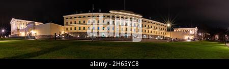 Helsinki / Finnland - 12. NOVEMBER 2021: Das renovierte Außengebäude des finnischen Außenministeriums wurde nachts beleuchtet Stockfoto