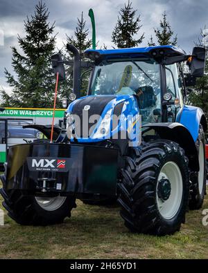 Biała, Polen - 29. August 2021: Ein brandneuer blauer landwirtschaftlicher Traktor aus New Holland beim Erntefest. Stockfoto