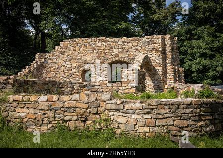 Gromnik, Polen - 11. August 2021: Ruinen einer mittelalterlichen Burg auf dem Gipfel des Gromnik-Berges. Stockfoto