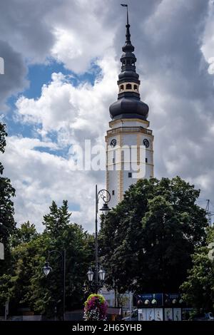 Strzelin, Polen - 11. August 2021: Ein Rathausturm. Stockfoto