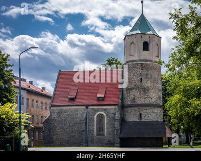 Strzelin, Polen - 11. August 2021: Saint Godehard's Rotunda, eine romanische Steinkirche aus dem 11. Jahrhundert. Stockfoto