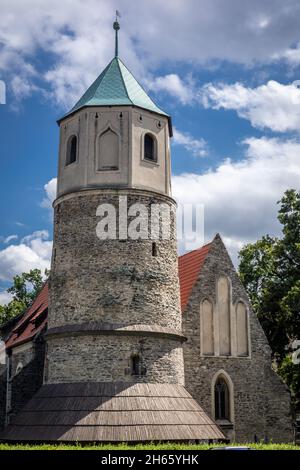 Strzelin, Polen - 11. August 2021: Saint Godehard's Rotunda, eine romanische Steinkirche aus dem 11. Jahrhundert. Stockfoto