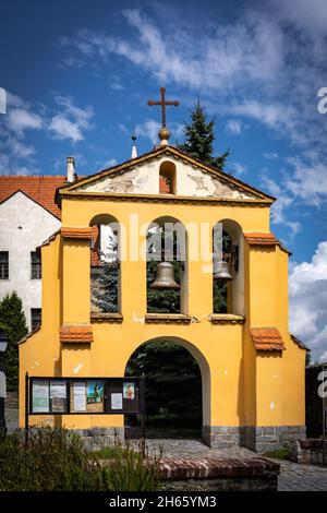 Strzelin, Polen - 11. August 2021: Glockenturm der Gemeinde Triumph of the Cross. Stockfoto