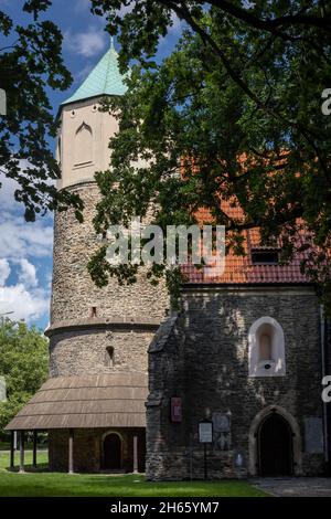 Strzelin, Polen - 11. August 2021: Saint Godehard's Rotunda, eine romanische Steinkirche aus dem 11. Jahrhundert. Stockfoto